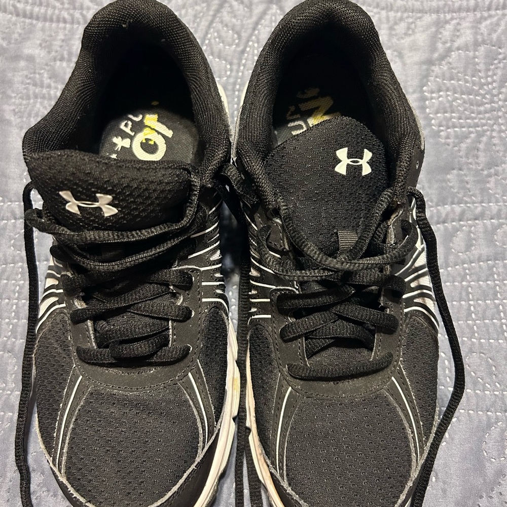 Under Armor Run Long sneakers size 8 black & white great shape